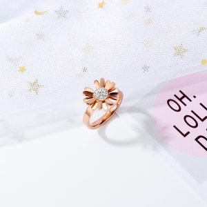 Rose gold Daisy pave ring